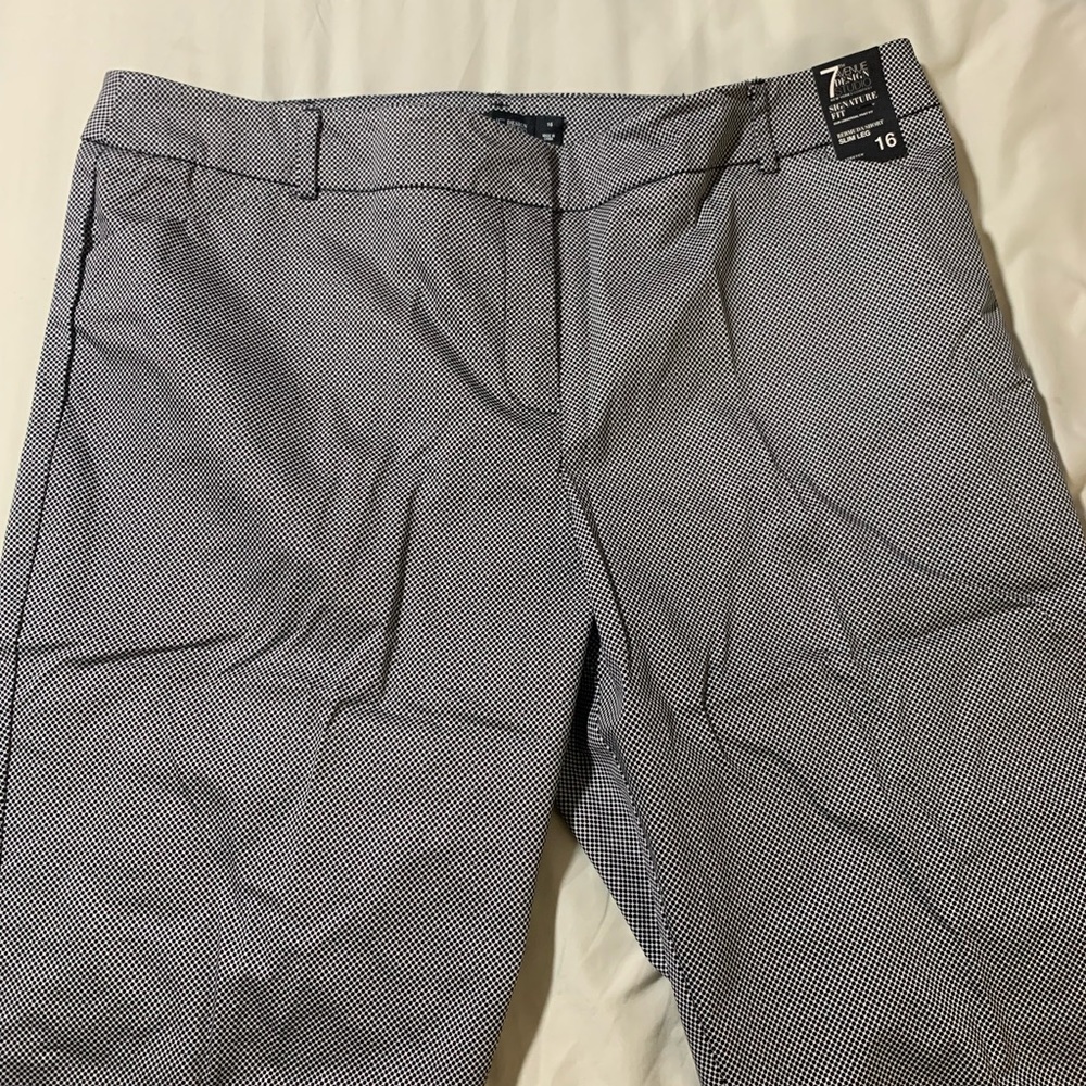 Women’s black and white checkers bermudas